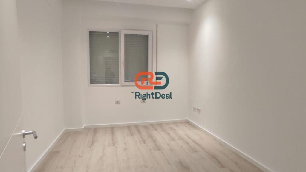 Ne Rrugen E Dibres ,Prane Hotel Elisa Jepet Me Qira Apartament 2+1 Per Zyra!!!