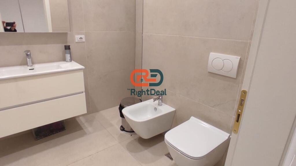 Ne Rrugen E Dibres ,Prane Hotel Elisa Jepet Me Qira Apartament 2+1 Per Zyra!!!