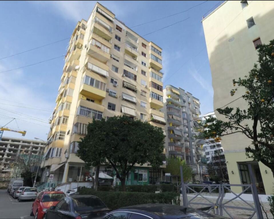 1+1,i investuar,afer square 21 ,21 dhjetori,cmimi 165000 i diskuturshem