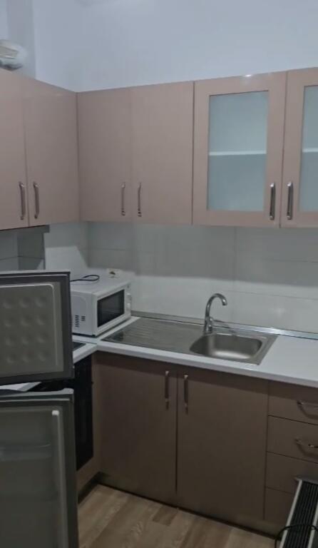 Jepet me qera apartamenti 1+1 , Rruga Teodor Keko ,Astir prane raiffaisen bank  Cmimi: 400 mije leke