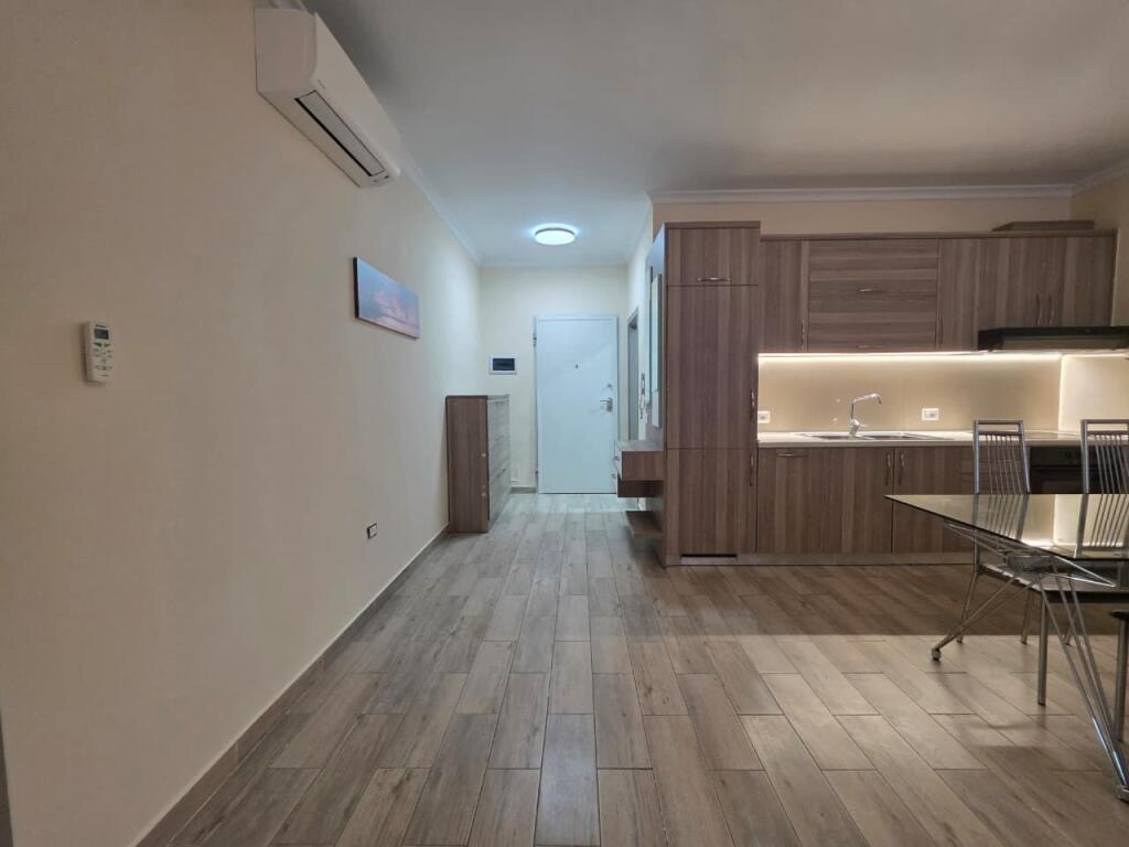 Jepet me Qera Apt 1+1 (+ Bllkn)  Super i Bollshem 70m2  (Fakulteti i Mjeksise - Shkolla e Bashkuar📍)  Pallat i Ri me Ashensor  50,000 leke / Muaj 🔥