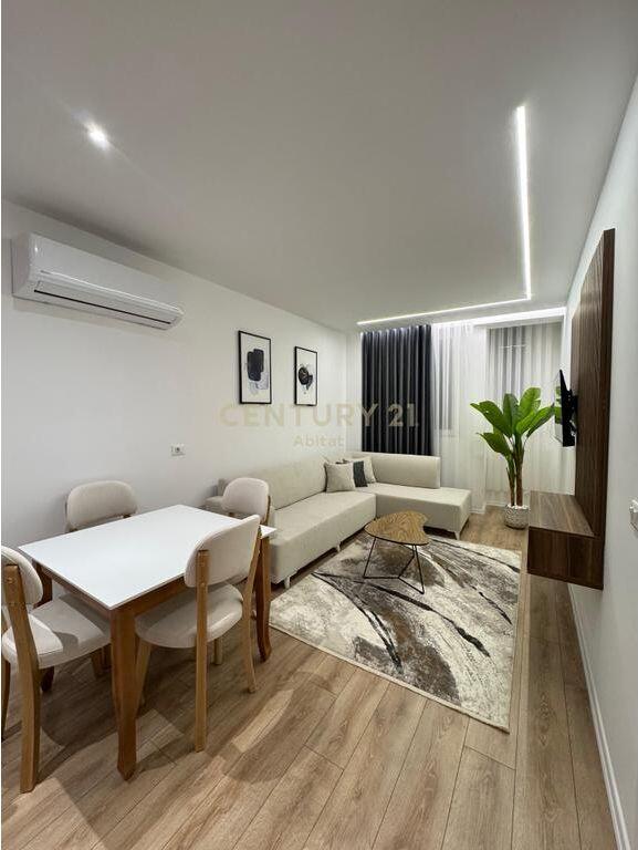 Shitet super apartamant 1+1 pran Rruges Fortuzi!