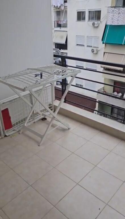 Jepet me qera apartamenti 1+1 , Rruga Teodor Keko ,Astir prane raiffaisen bank  Cmimi: 400 mije leke