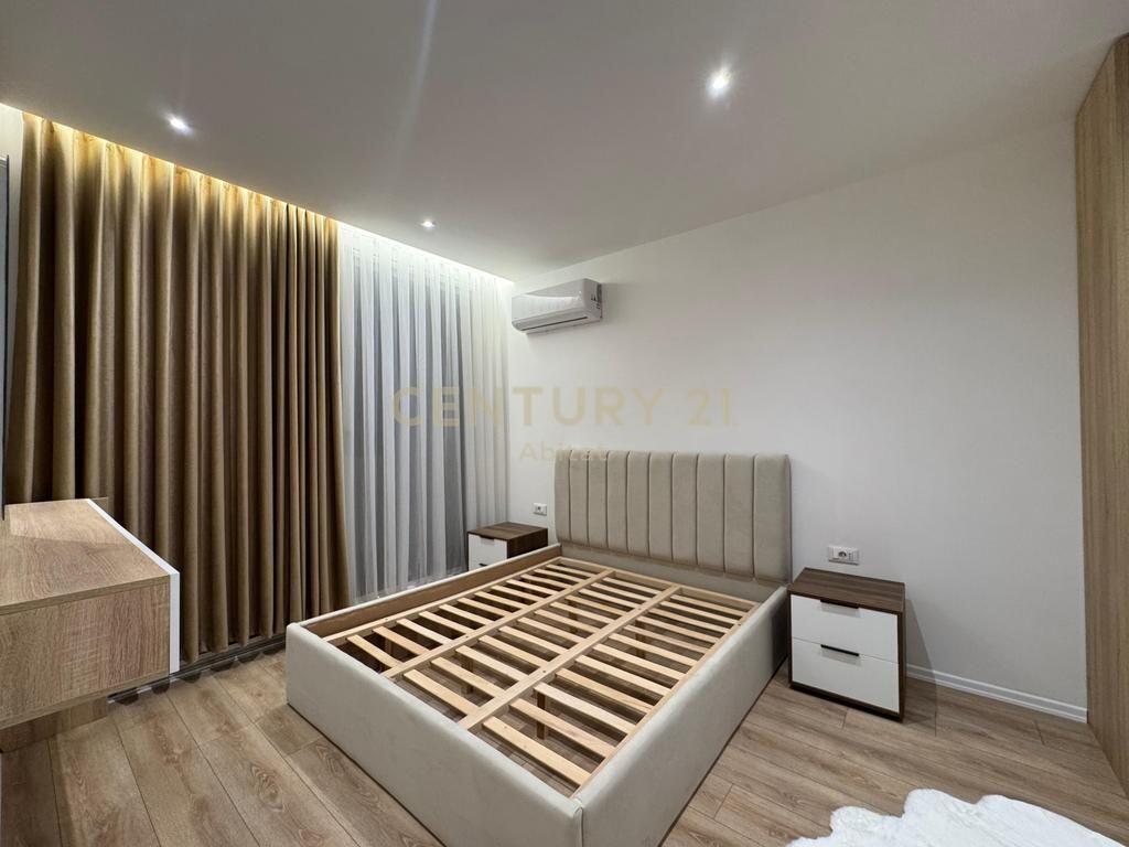 Shitet super apartamant 1+1 pran Rruges Fortuzi!