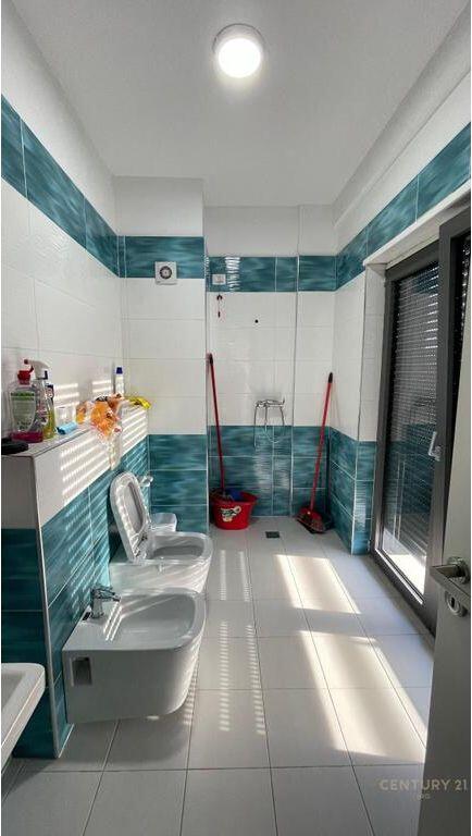 Jepet me qira ambient per zyra tek Zogu i Zi! 1,000 € /Muaj Sip. Totale  86m2