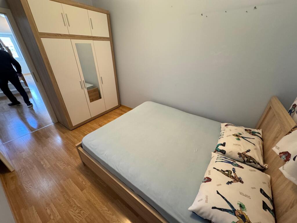 Jepet me qera Vile 2 Kate  Adresa : Pran Teg Perball Universitetit Aldent  I mobiluar  Vila Organizohet ne 3 dhoma gjumi 1 sallon 3 tualete 1 garderob 2 ballkone dhe 1 verande  3 poste parkimi  Cmimi 150,000 lek te reja i diskutueshem