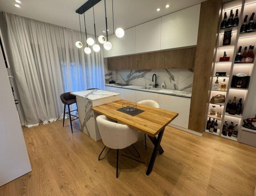 JEPET ME QERA VILE 3KATESHE,KOMPLEKSI COLOMBO, TEG