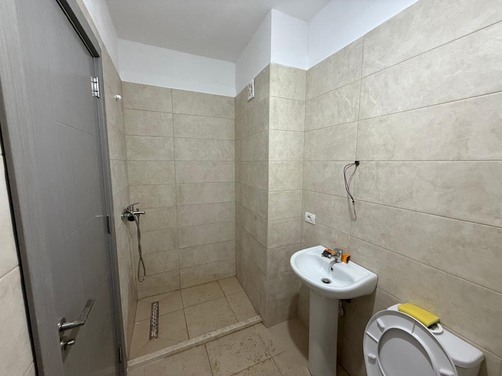 Jepet Me Qera Apartament 2+1+2 Per Banim ose Zyra tek 5 Maji