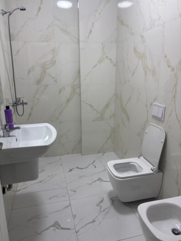 Qera, Apartament 1+1+ bllk, tek Liqeni i Thate, Pallatet FZ, 500 euro/muaj