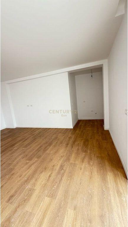 SHITET APARTAMENT 2+1+2 , PRANE UJESJELLESIT DURRES !