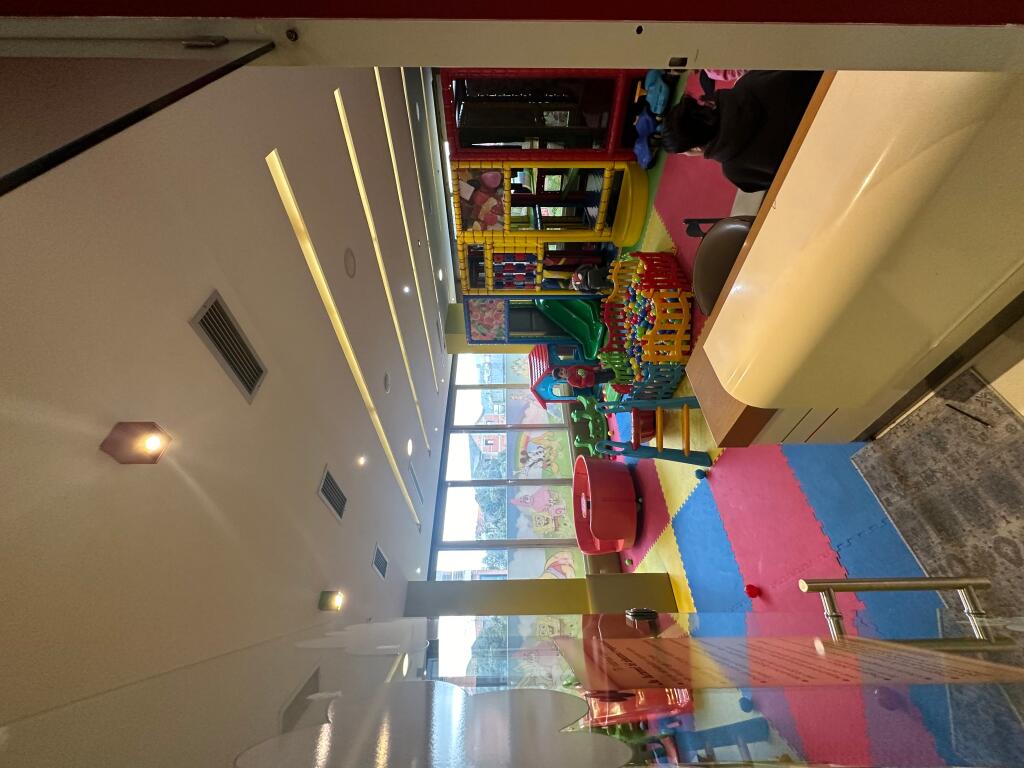 Ambjent biznesi me qera ne Yzberisht ne rruge kryesore