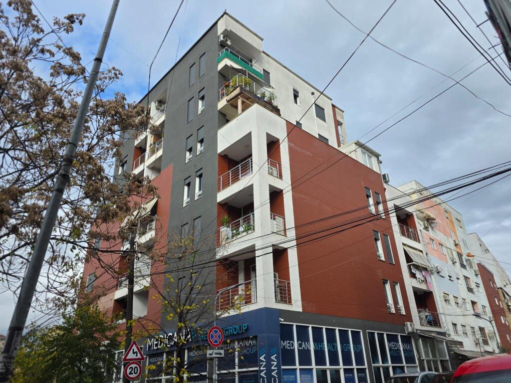 Jepet me Qera Apt 1+1 (+ Bllkn)  Super i Bollshem 70m2  (Fakulteti i Mjeksise - Shkolla e Bashkuar📍)  Pallat i Ri me Ashensor  50,000 leke / Muaj 🔥