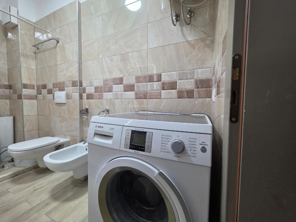 Jepet me Qera Apt 1+1 (+ Bllkn)  Super i Bollshem 70m2  (Fakulteti i Mjeksise - Shkolla e Bashkuar📍)  Pallat i Ri me Ashensor  50,000 leke / Muaj 🔥