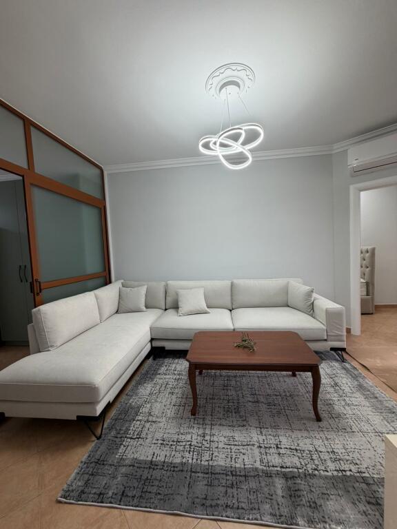 2+1,i mobiluar te him kolli ne myslym shyri,800 euro