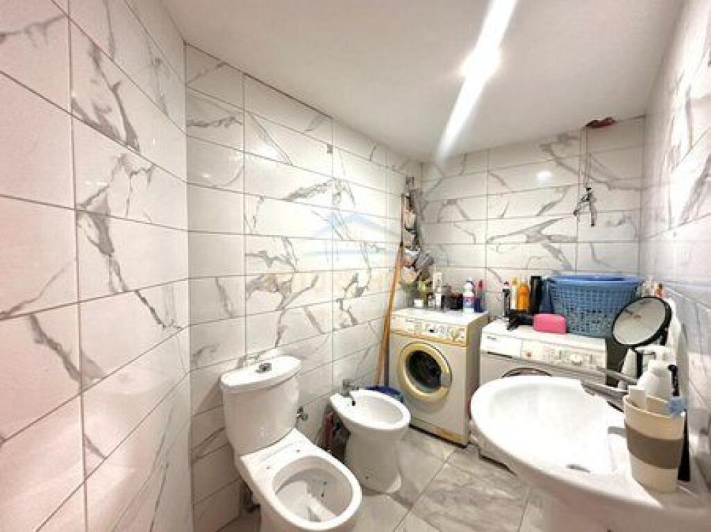 Shitet, Duplex, Liqeni i Thatë, Tiranë