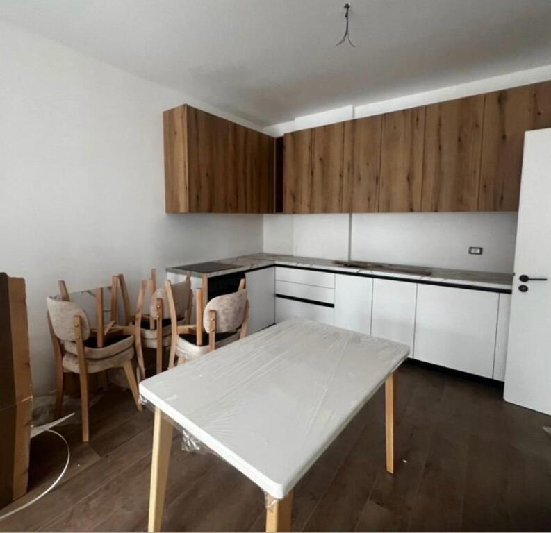 APARTAMENT 2+1 ME QERA, KAMEZ