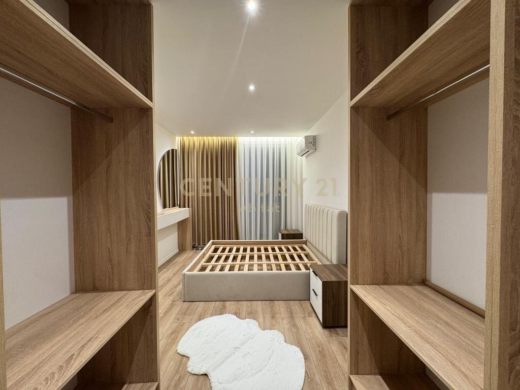 Shitet super apartamant 1+1 pran Rruges Fortuzi!