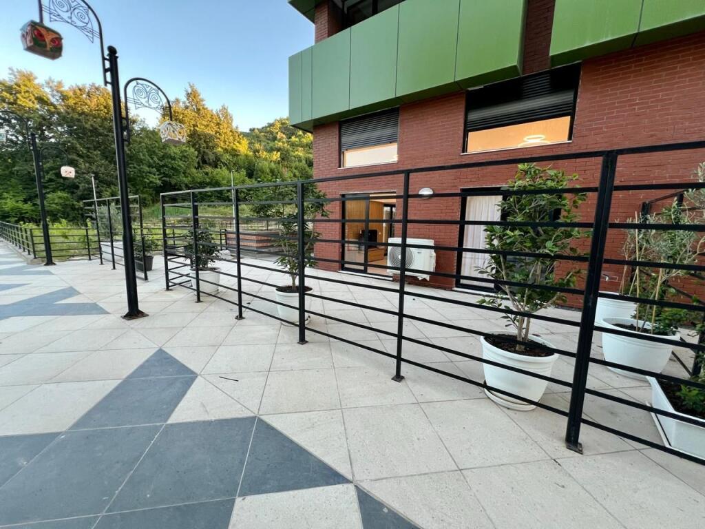 Jepet apartament 2+1,afer british scholl ,kodra e diellit,1400 euro me post parkimi