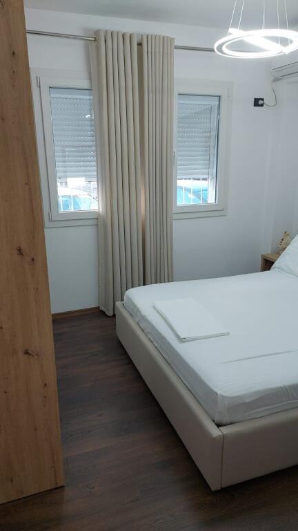 Me Qira – Apartament 1+1 pranë Markates