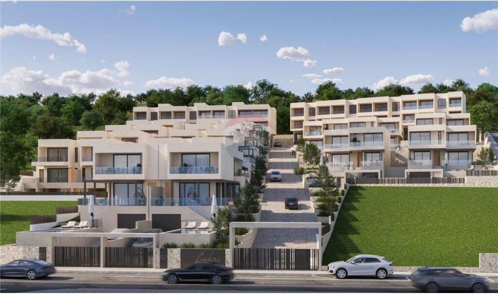 Shitet Vilë 3-katëshe me Pamje nga Deti në Ujë të Ftohtë