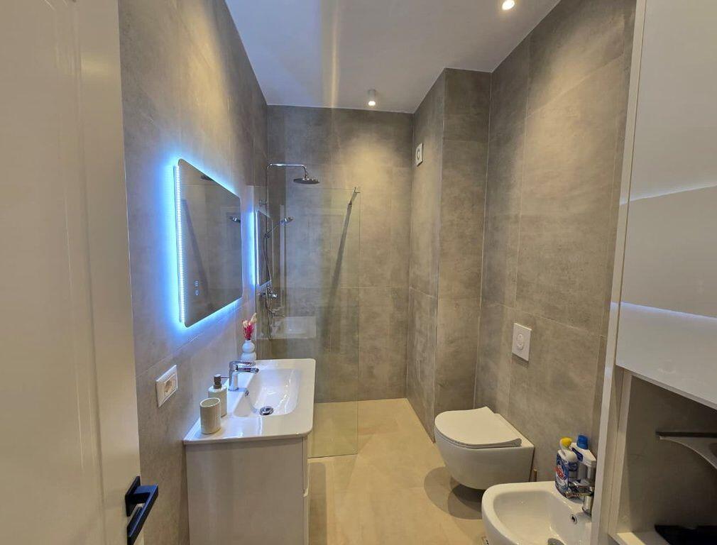 APARTAMENT MODERN PER QERA TEK GALERIA (ISH KINEMA 17-NENTORI)