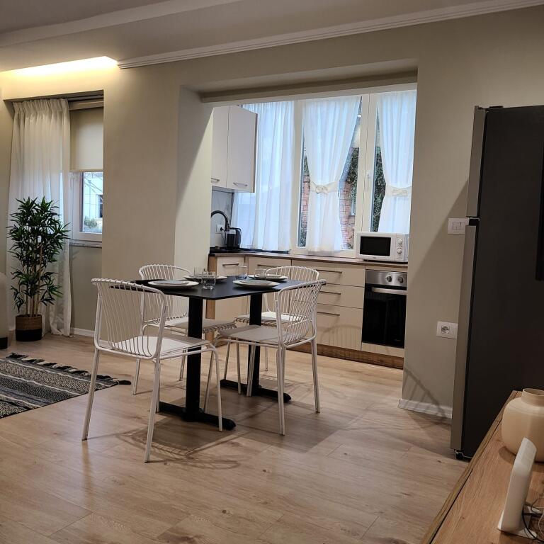 🏢Qender,Rr.Çameria prane Tregut Çam jepet me qera apartament 1+1,i mobiluar 75,000Leke
