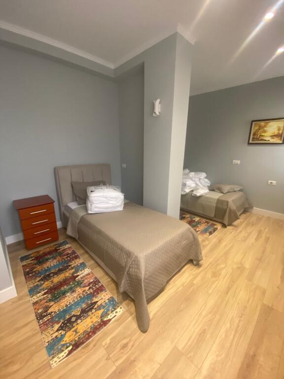 Jepet me qera apartament 2+1+1 ballkon 📍rruga "Irfan Tomini"