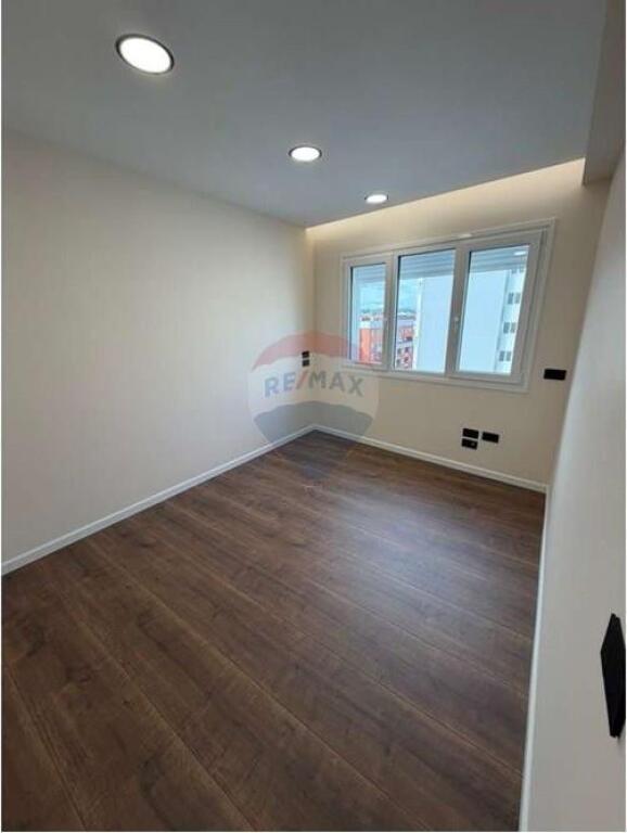 Zyra+Parkim per qira te River Residence !