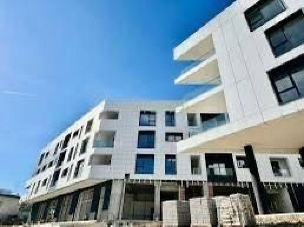 Jepet me qira ambient biznesi 140 m² – 📍Liqeni i Thatë ‼️