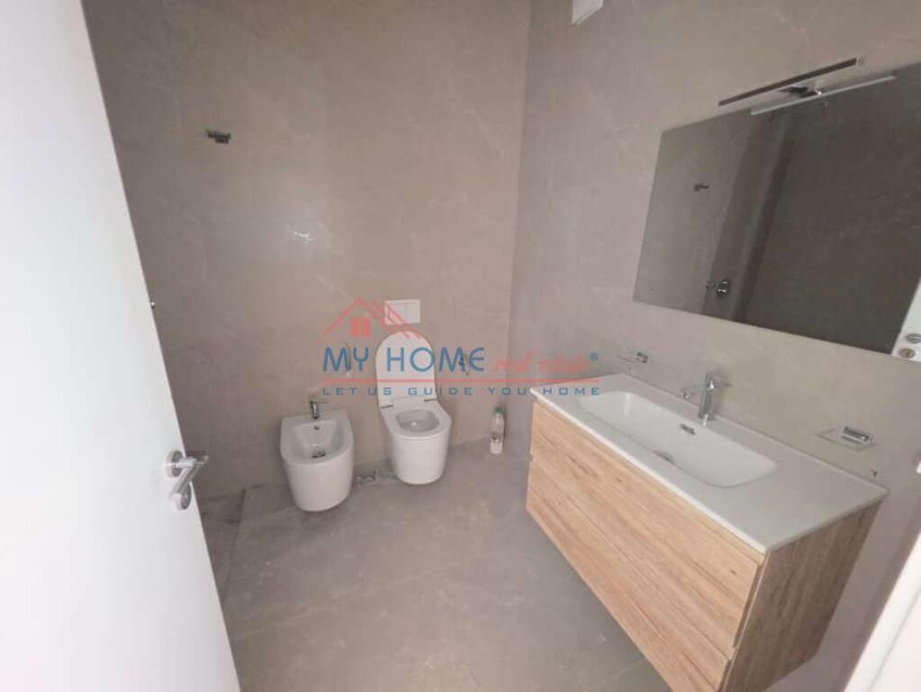 Zyre me qera tek Komuna e Parisit Tirane