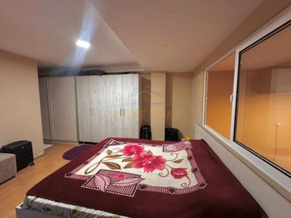 Shitet, Duplex, Liqeni i Thatë, Tiranë