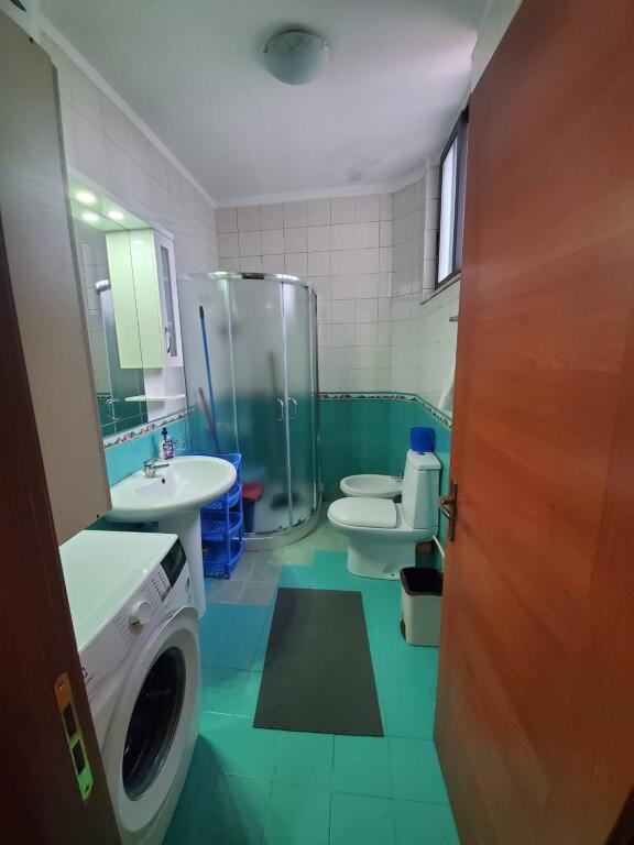 📌 Apartament me Qira – 2+1  Rruga Manol Konomi, Pazari i Ri