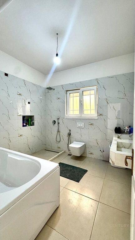 Jepet me qira kat vile 2+1 me hyrje individuale dhe oborr privat ! 550 € /Muaj