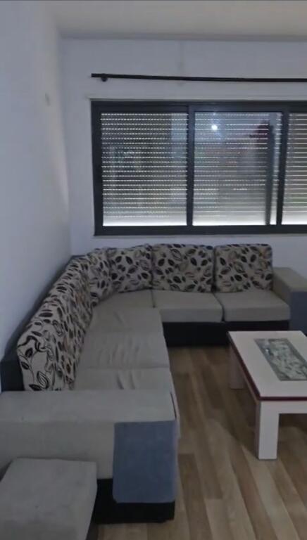 Jepet me qera apartamenti 1+1 , Rruga Teodor Keko ,Astir prane raiffaisen bank  Cmimi: 400 mije leke