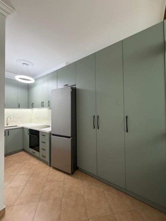 2+1,i mobiluar te him kolli ne myslym shyri,800 euro