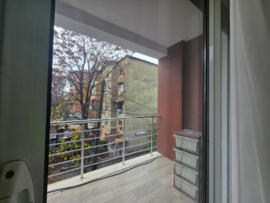 Jepet me Qera Apt 1+1 (+ Bllkn)  Super i Bollshem 70m2  (Fakulteti i Mjeksise - Shkolla e Bashkuar📍)  Pallat i Ri me Ashensor  50,000 leke / Muaj 🔥