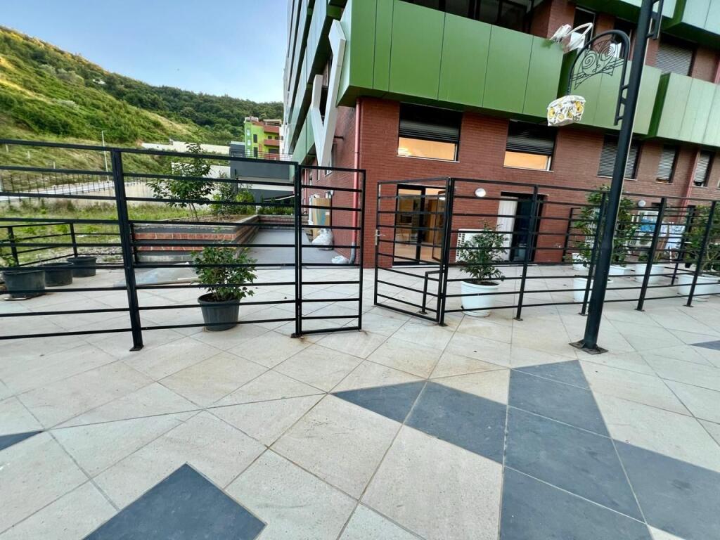 Jepet apartament 2+1,afer british scholl ,kodra e diellit,1400 euro me post parkimi