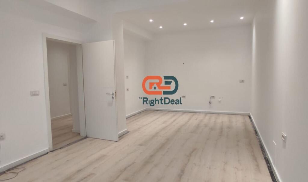 Ne Rrugen E Dibres ,Prane Hotel Elisa Jepet Me Qira Apartament 2+1 Per Zyra!!!