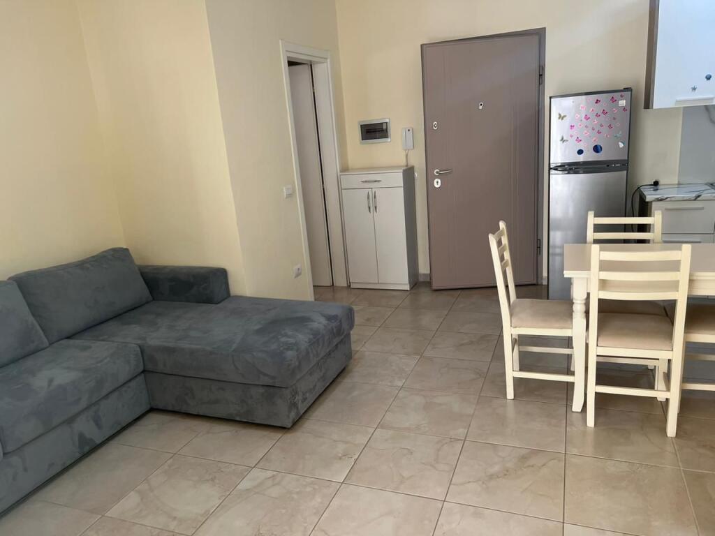 Jepet Me Qera Apartament 3+1+1 Ballkon