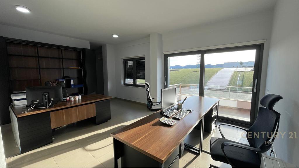 Jepet me qira ambient per zyra tek Zogu i Zi! 1,000 € /Muaj Sip. Totale  86m2