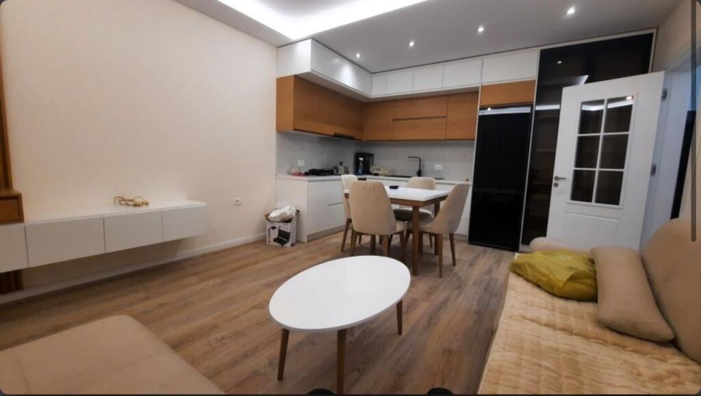 1+1,i investuar,afer square 21 ,21 dhjetori,cmimi 165000 i diskuturshem