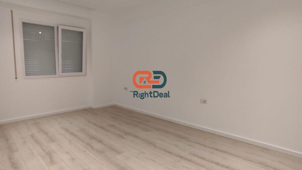 Ne Rrugen E Dibres ,Prane Hotel Elisa Jepet Me Qira Apartament 2+1 Per Zyra!!!