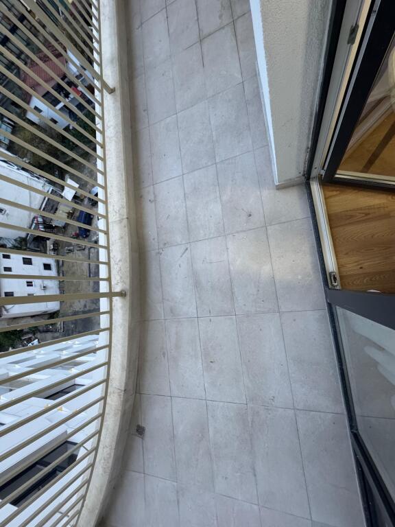 Apartment 1+1 me qira – përballë Ring Center, Zogu i Zi 💶 Çmimi: 700 € / muaj 🏢 Kati: 6 🛗 Pallat me 2 ashensorë