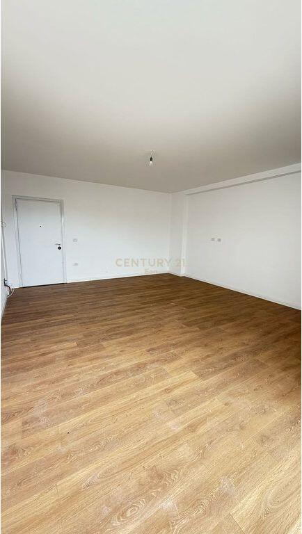 SHITET APARTAMENT 2+1+2 , PRANE UJESJELLESIT DURRES !