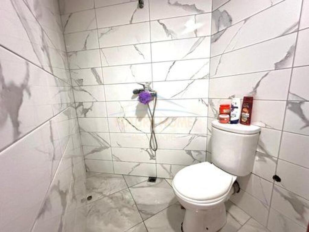 Shitet, Duplex, Liqeni i Thatë, Tiranë
