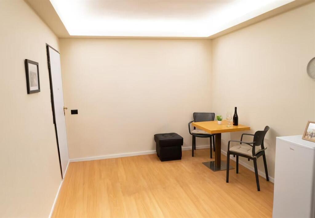 ZYRE ME QERA 25 M2 PAZARI I RI 480 EURO