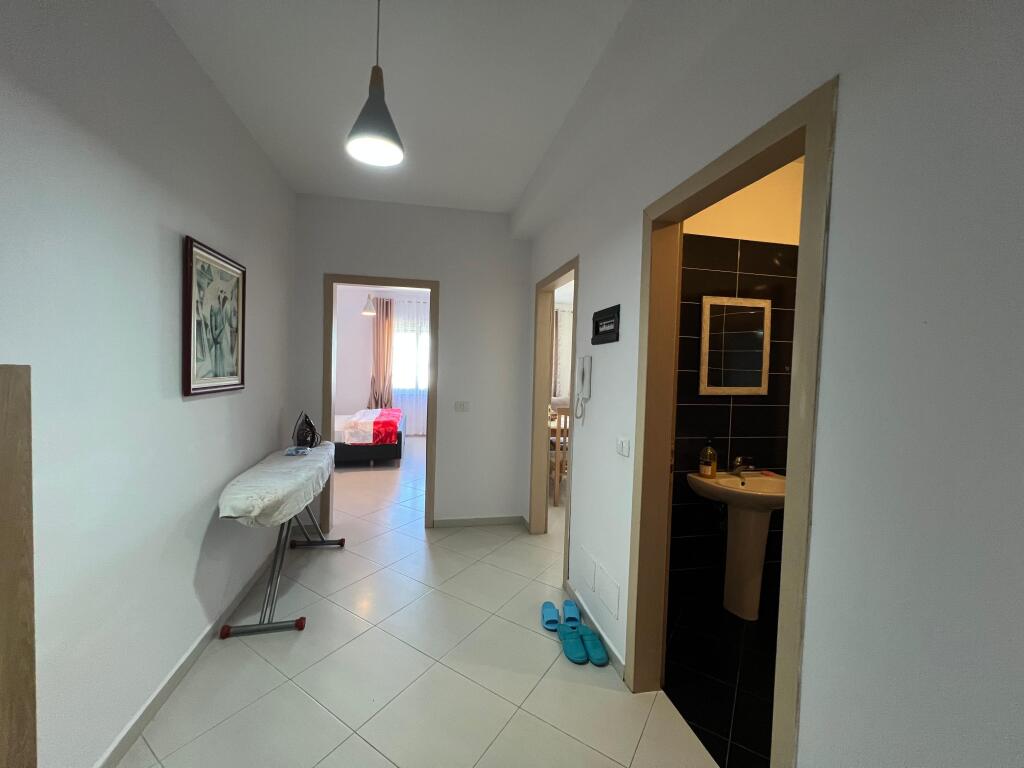 Jepet me qera apartament 1+1 ne Yzberisht prane Bulevardit Migjeni