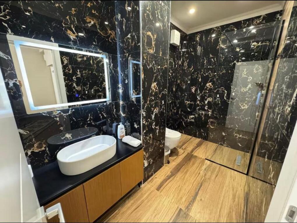 APARTAMENT ME QERA 2+1 QENDER 900 EURO