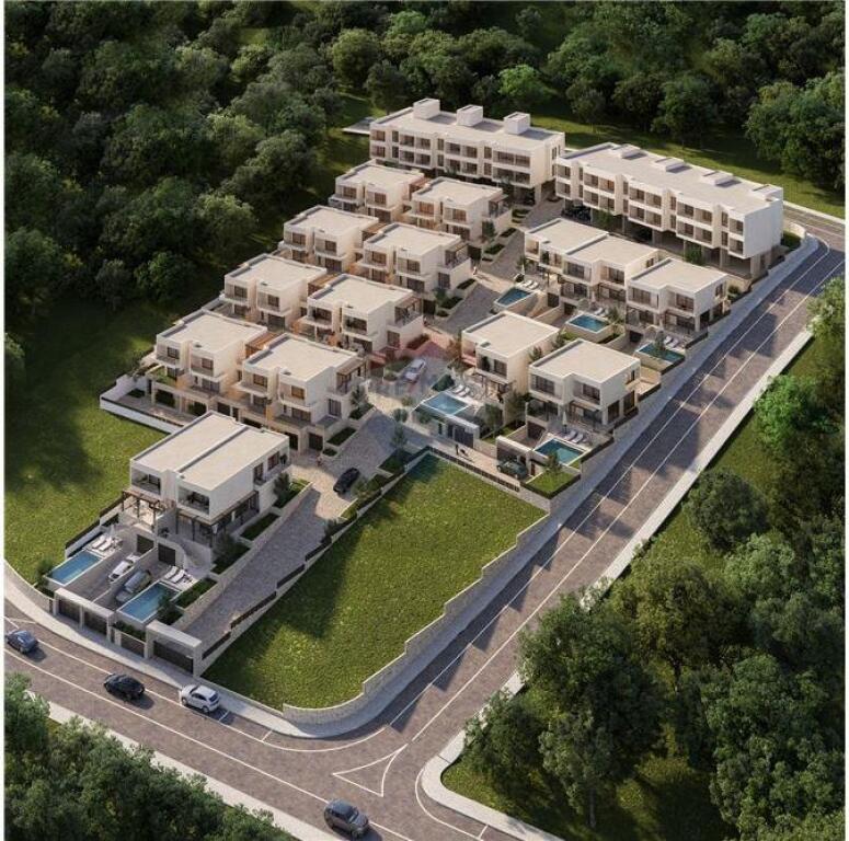 Shitet Vilë 3-katëshe me Pamje nga Deti në Ujë të Ftohtë