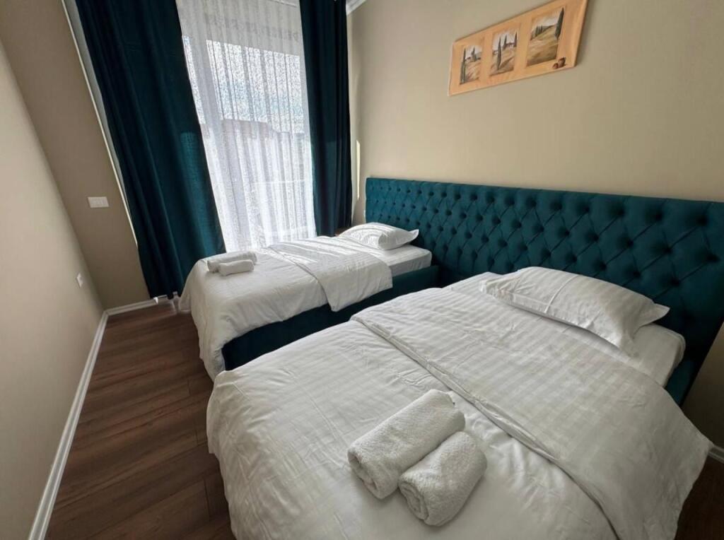 🏢Rruga Riza Cerova,prane Shkolles 9 vjecare 4 Deshmoret jepet me qera apartament 2+1+2, i mobiluar 90,000Leke .   